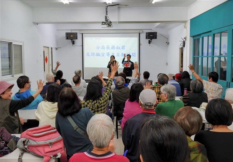 蔣分局長親自向與會民眾進行反詐騙宣導。（圖／永和分局提供）