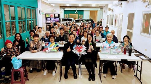 永和警走入教堂辦理戶外聯合勤教，結合聖誕關懷強化反詐騙宣導。（圖／永和分局提供）