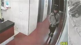 張文在商旅內製作25顆汽油彈，離開時帶著長刀、土製炸彈，上街無差別砍人。（圖／翻攝畫面）