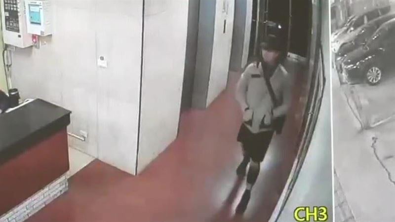 張文在商旅內製作25顆汽油彈，離開時帶著長刀、土製炸彈，上街無差別砍人。（圖／翻攝畫面）