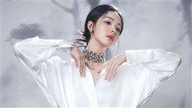 陳都靈出席國劇盛典活動，一襲白色連身裙相當亮眼。（圖／翻攝自微博）