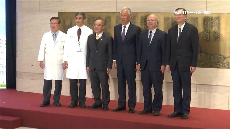 郭台銘現身現身「臺大醫院癌醫中心分院」七週年慶