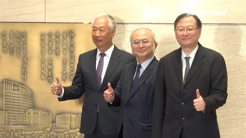 臺大癌醫銅雕揭幕！郭台銘世紀捐贈入院史