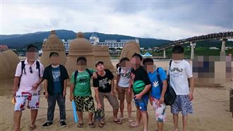 張文就學期間團體照曝光　拍照總是站C位