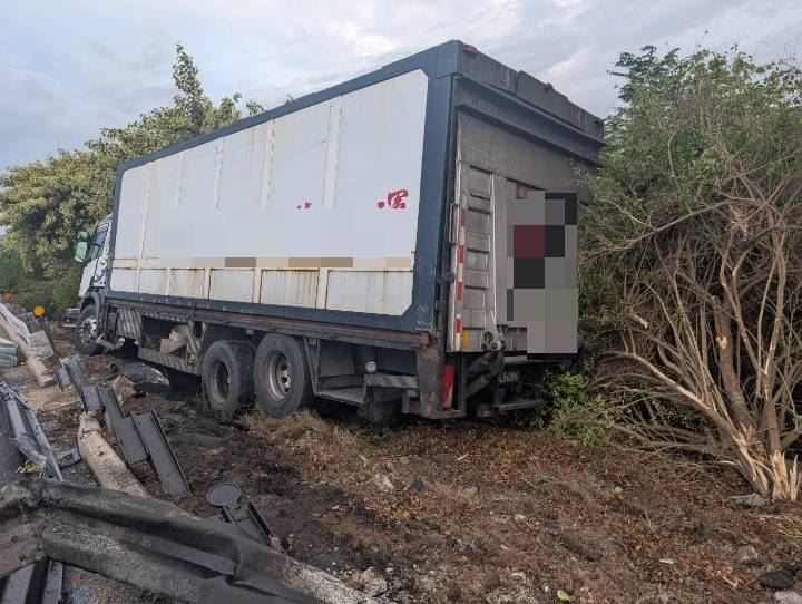 大貨車自撞外側護欄受困在一旁邊坡。（圖／翻攝畫面）