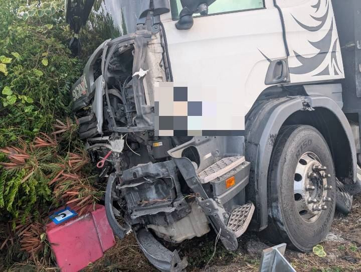 撞擊力道猛烈，大貨車頭嚴重毀損。（圖／翻攝畫面）