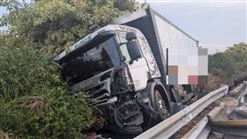國道1嚴重車禍！大貨車「衝破護欄」卡邊坡　駕駛嘆：實在太累了