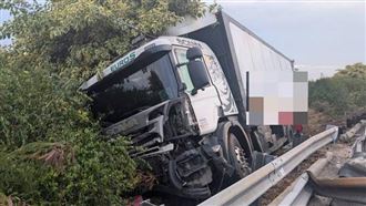 國1貨車衝破護欄卡邊坡！駕駛嘆：太累了