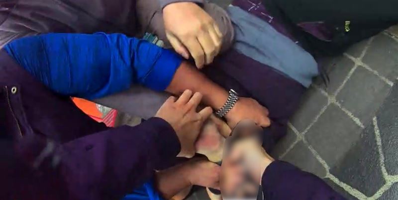 邱男被警方壓制逮捕。（圖／翻攝畫面）