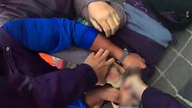 邱男被警方壓制逮捕。（圖／翻攝畫面）