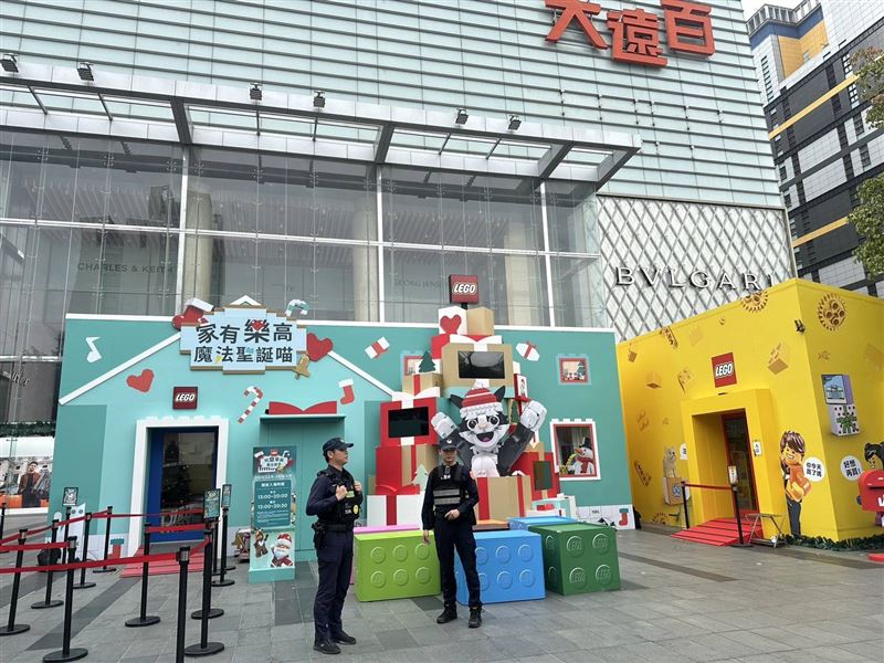 轄區警方加派警力前往新光三越、大遠百周邊巡守警戒。（圖／翻攝畫面）