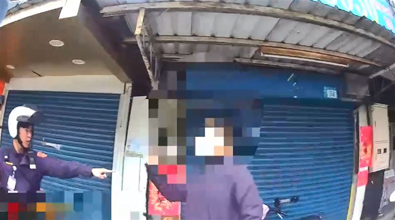 警方要求邱男接受盤查。（圖／翻攝畫面）