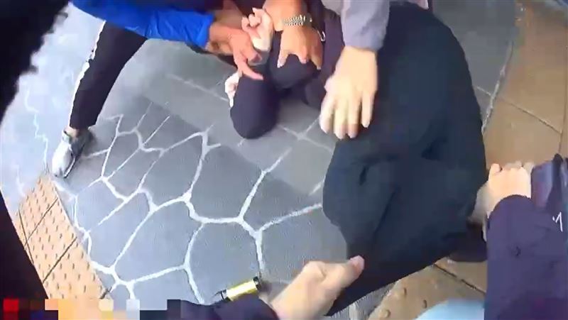 邱男被警方控制。（圖／翻攝畫面）