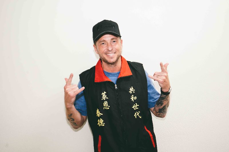 OneRepublic（共和世代）19日晚上在高雄巨蛋開唱，萊恩泰德收到台灣宮廟背心後超愛，喜歡到穿上舞台一起嗨。（圖／中央社）