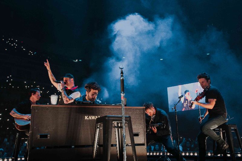 OneRepublic（共和世代）19日晚上在高雄巨蛋開唱，演唱Secrets、Run、Stop And Stare等多首金曲。（圖／中央社）