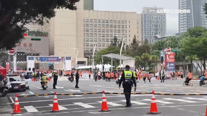今日登場的「臺北馬拉松耶誕歡樂早餐跑」及明日「臺北馬拉松」等賽事，警方加強現場安全維護