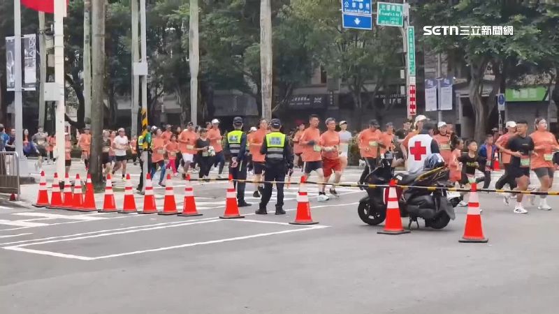 警方在馬拉松賽事期間將相關路段實施交通管制，禁止人車通行，全面清空道路