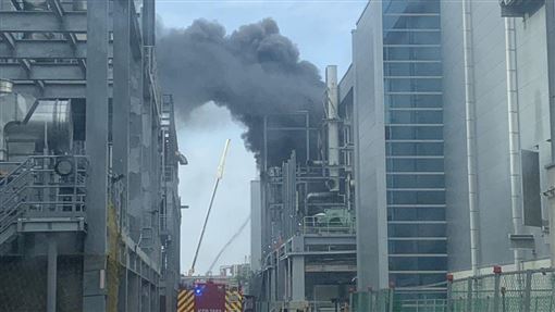 新／台南光電廠大火　警消趕抵救援中