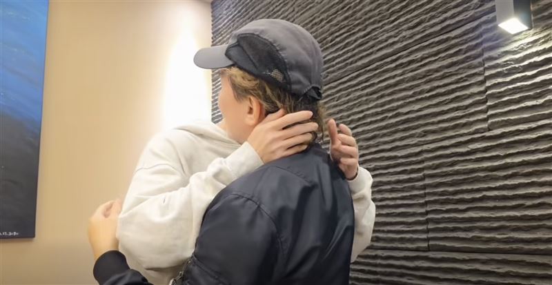 孫安佐親吻孫鵬臉頰。(圖/翻攝自臉書)