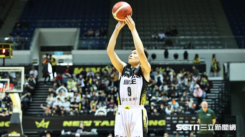 TPBL例行賽,新北國王後衛李愷諺三分線外出手。(圖/記者劉彥池攝影)