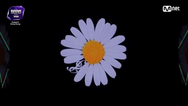 GD親自交付白色雛菊圖像給主辦單位，希望能藉由舞台呈現傳達悼念香港大火心情。（圖／翻攝自Mnet YouTube）