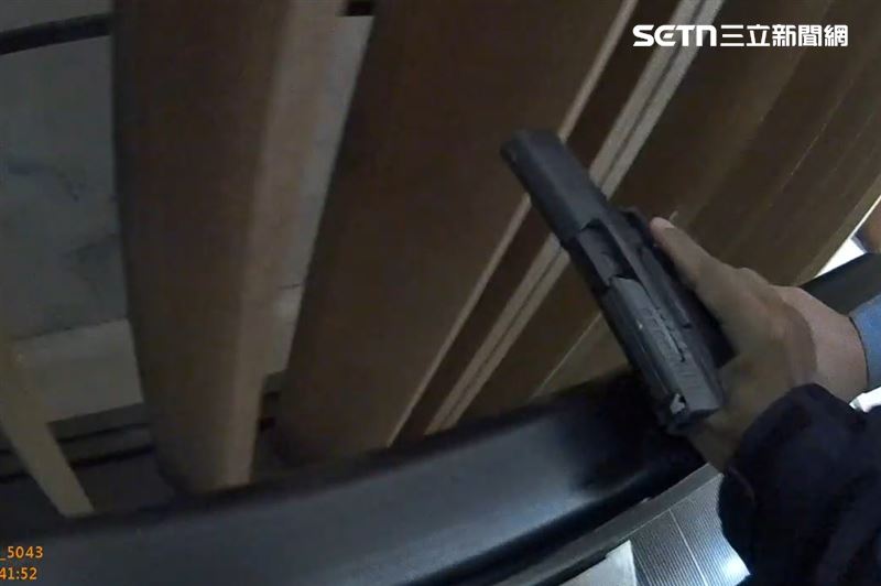 交警掏槍追捕張文！民眾急呼救：有人流血