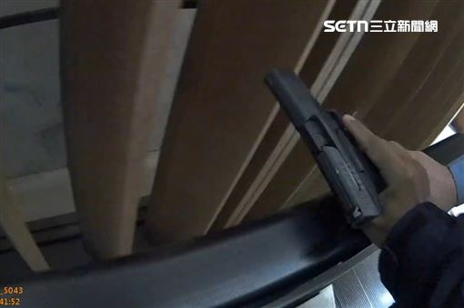 交警掏槍追捕張文！民眾急呼救：有人流血