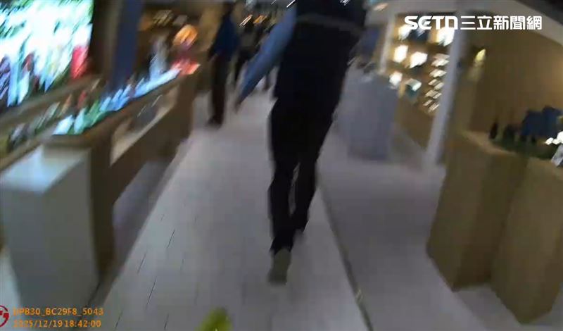 林姓交警掏出槍枝，一路由保全帶路追捕張文。（圖／翻攝畫面）