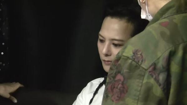 GD在演出後半段表情明顯表現出不對勁。（圖／翻攝自GD YouTube）