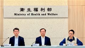 疾管署下午舉行臨時記者會，左至右為北市衛生局長黃建華、衛福部長石崇良、疾管署長羅一鈞。（圖／疾管署提供）