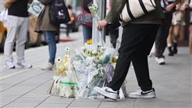 北車、中山站暴徒傷人案　民眾獻花哀悼台北車站與台北捷運中山站19日晚間發生男子張文投擲煙霧彈及傷人事件，誠品南西店外人行道，民眾獻花哀悼。中央社記者趙世勳攝 114年12月20日
