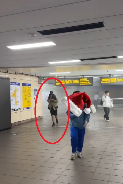 張文喬裝成路人混逃生人群。（圖／翻攝自Threads）