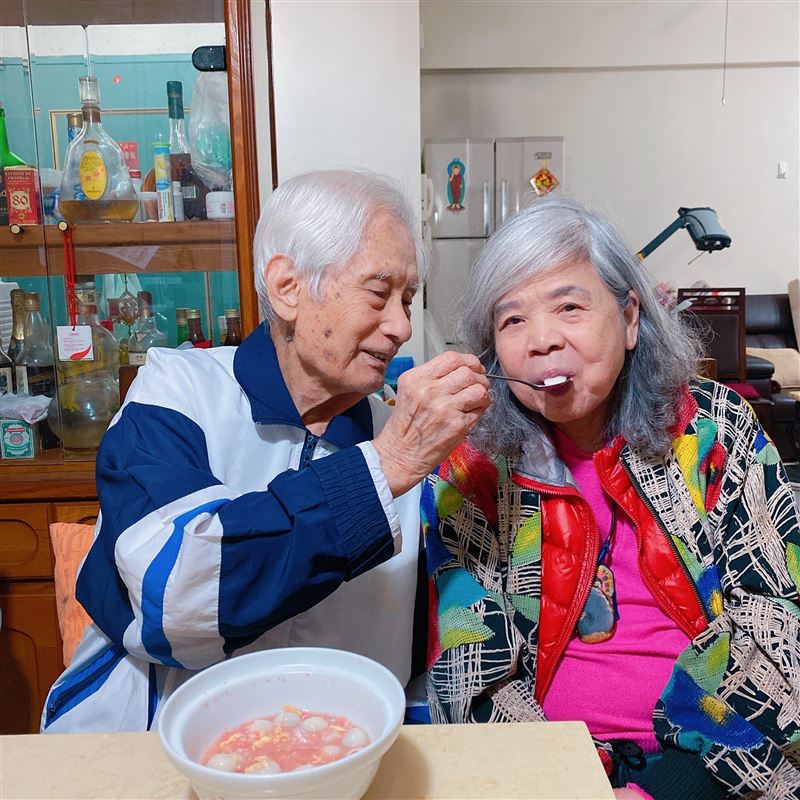 冬至最暖的一碗湯圓曝光！100歲人瑞龔爺爺在眷村飄香35年的甜酒釀故事超動人。（圖／龔詠涵提供）