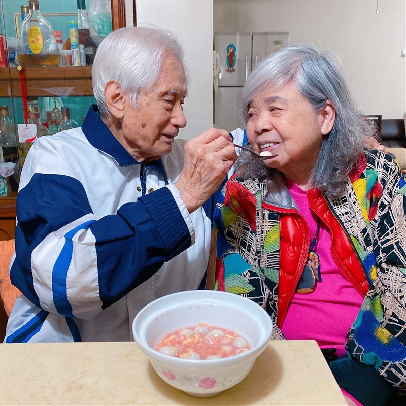 冬至最暖的一碗湯圓曝光！100歲人瑞龔爺爺在眷村飄香35年的甜酒釀故事超動人。（圖／龔詠涵提供）
