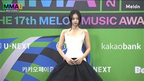 BLACKPINK成員JENNIE（如圖）走上MMA紅毯，但她還沒離開，前男友KAI跟EXO成員便迅速現身。（圖／멜론 Melon YouTube）