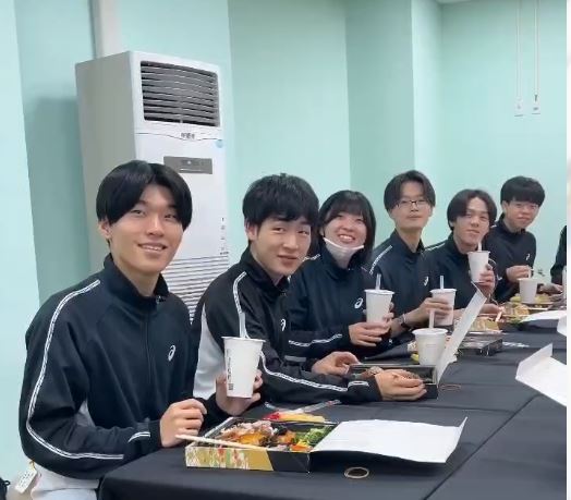 台為特色便當、珍珠奶茶讓橘高校成員收穫滿滿。（圖／翻攝畫面）