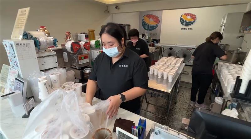 主辦單位提供深具台味的珍珠奶茶招待。（圖／翻攝畫面）