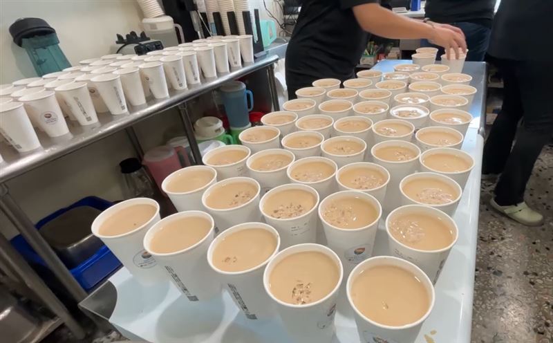 接獲訂單的業者快手準備，讓橘高校成員短時間享受到珍奶。（圖／翻攝畫面）