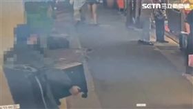 張文變裝穿著灰色雨衣，並拖著整箱汽油彈進入捷運站。（圖／翻攝畫面）