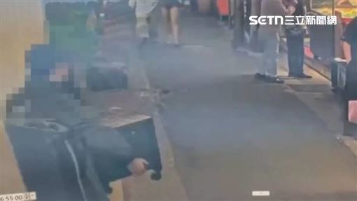 張文變裝離開租屋處　拖行汽油彈畫面曝光