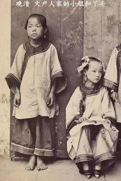 從珍貴照片中可看到，丫鬟與大戶人家的小姐的穿著打扮，有著鮮明的對比。（圖／翻攝自百度百科）