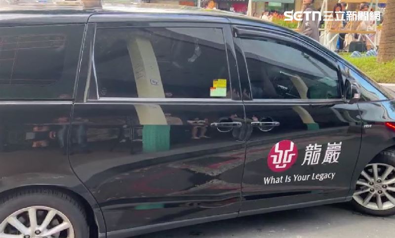 家屬下午重返命案現場進行招魂