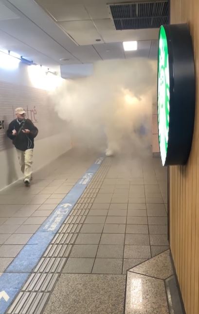 目擊者表示,歹徒佔據了M7到M8的路口,並且持續向下方的板南線月台丟煙霧彈。(圖/翻攝自Threads @jmmiu_tw)