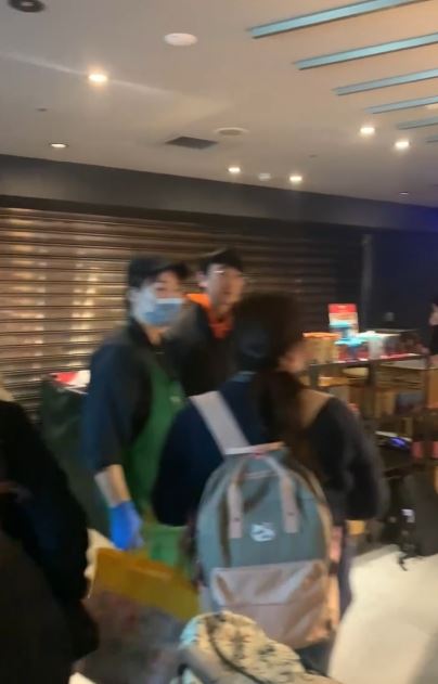 星巴克店員安撫客人不要驚慌,先待在店裡避難。(圖/翻攝自Threads @jmmiu_tw)