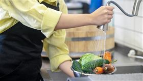 洗菜、清洗蔬果　（示意圖／freepik）