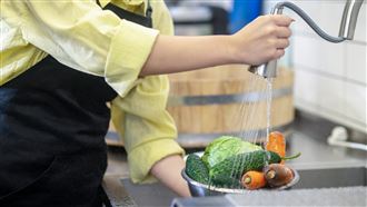 洗菜加鹽更乾淨？醫破解迷思　正確做法曝