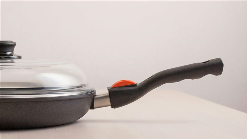 不沾鍋用到壞才換,恐把毒都吃下肚。(示意圖/unsplash)