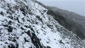 雪霸地區降下初雪雪霸國家公園管理處20日表示，在雪北山屋經水源路碎石坡行走路段中，已有民眾拍到雪北至雪主稜線出現雪況，下雪時間短暫，積雪厚度約1公分。（卡里布灣企業社馬正輝提供）中央社記者郭宣(文三)傳真　114年12月20日