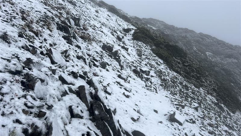 雪霸國家公園降初雪 積雪厚度約1公分