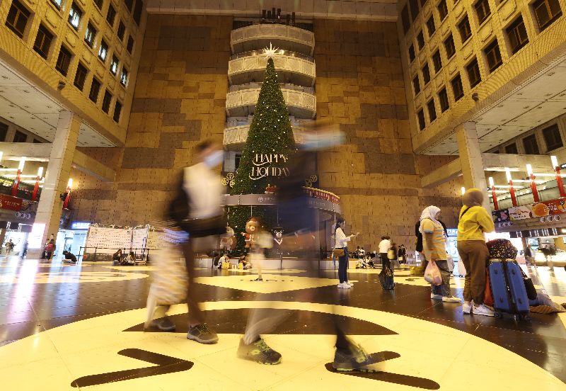 台北市19日晚間發生隨機攻擊事件釀死傷，台北車站也是案發地點之一。台鐵公司為表達對罹難者的悼念，宣布位於北車1樓大廳的耶誕樹自20日起熄燈3天